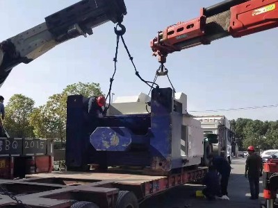 兩臺(tái)吊車抬40噸壓機(jī)